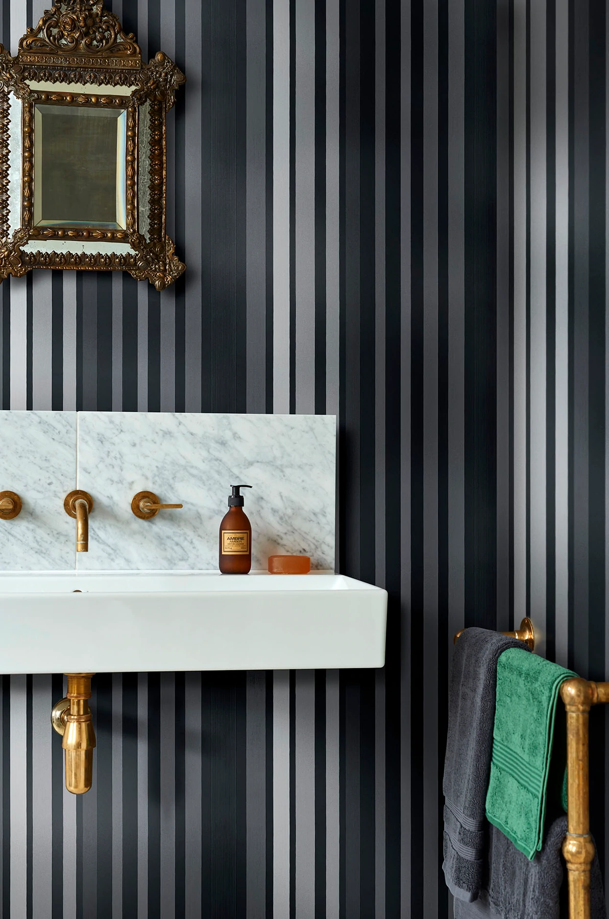 Carousel Stripe Tapete - 110/9043 - Cole&Son - Marquee Stripes-110-9043-Cole&Son-Marquee Stripes Carousel Stripe Tapete - 110/9043 - Cole&Son - Marquee Stripes von Cole&Son aus der Kategorie Marquee Stripes mit der Artikelnummer 110-9043