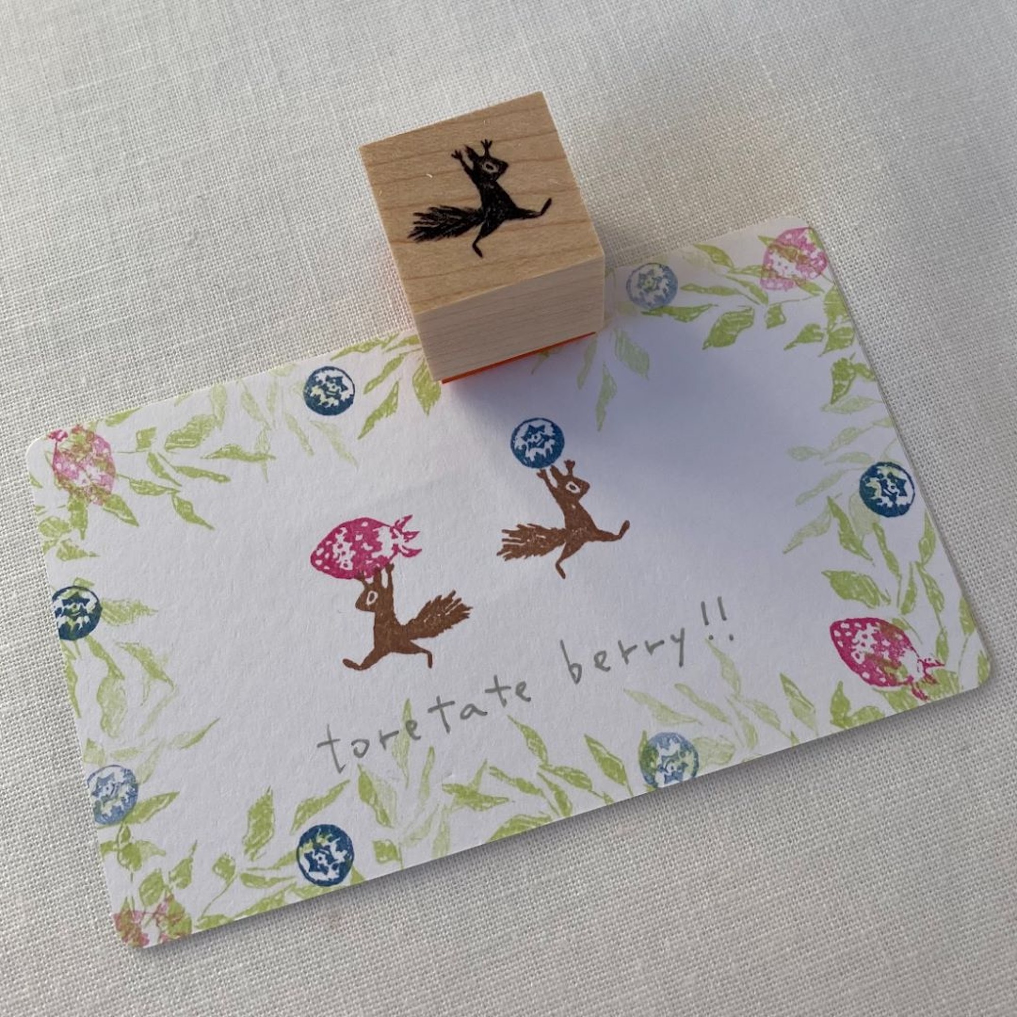 "Hooray!" Eichhörnchen - nach rechts laufend - Japanischer Stempel von YAMADA aus der Kategorie Stempel von moriringo mit der Artikelnummer MR-04