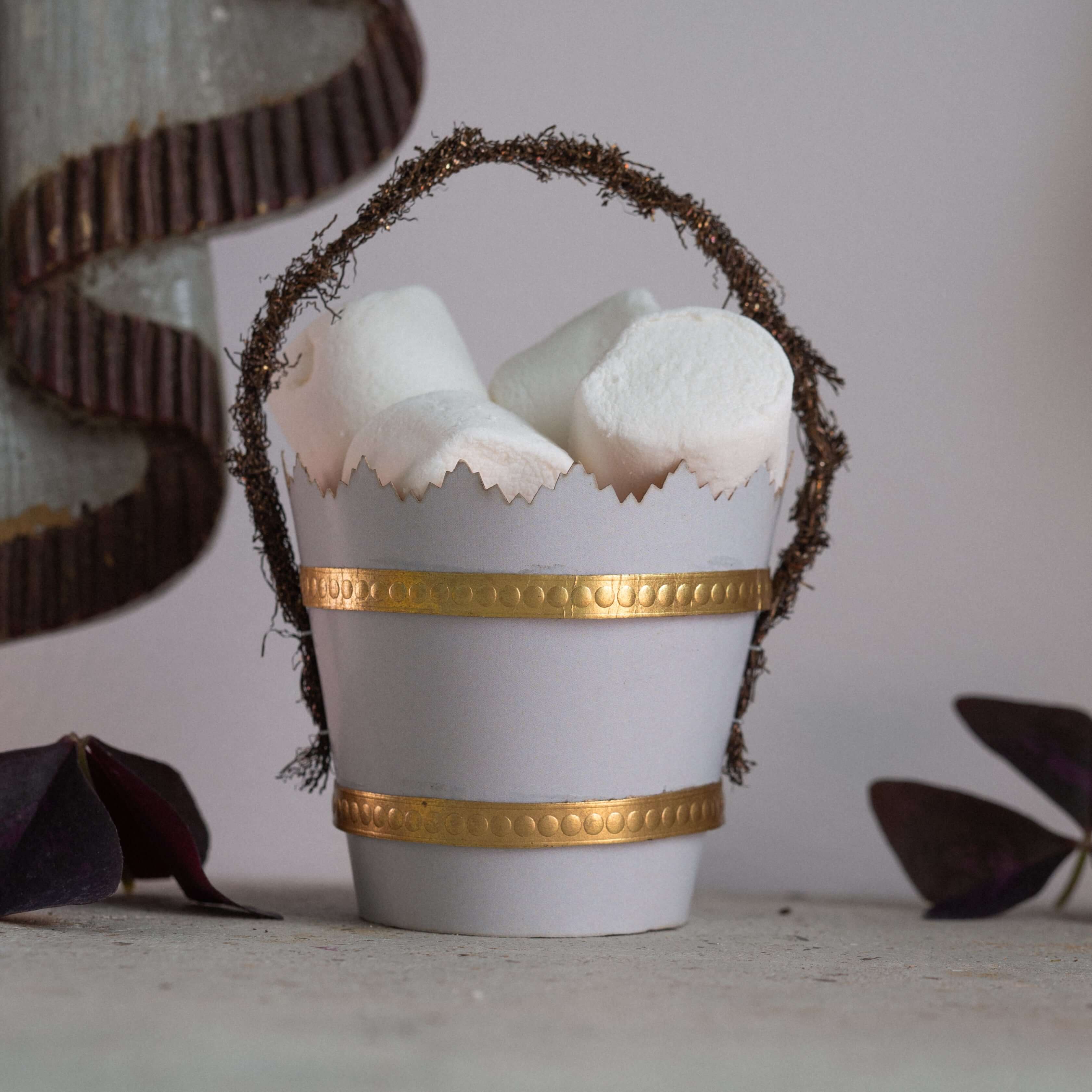 Hellblauer Korb aus Papier mit Glanzbild - Deus Living Copenhagen