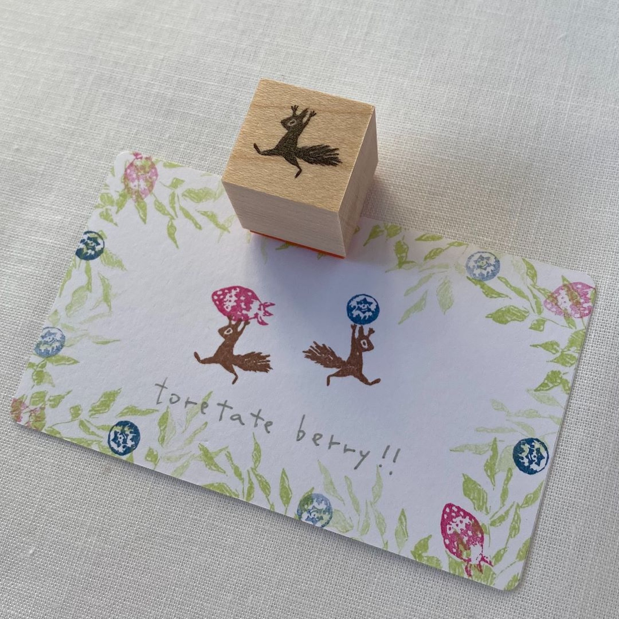 "Hooray!" Eichhörnchen - nach links laufend - Japanischer Stempel von YAMADA aus der Kategorie Stempel von moriringo mit der Artikelnummer MR-03