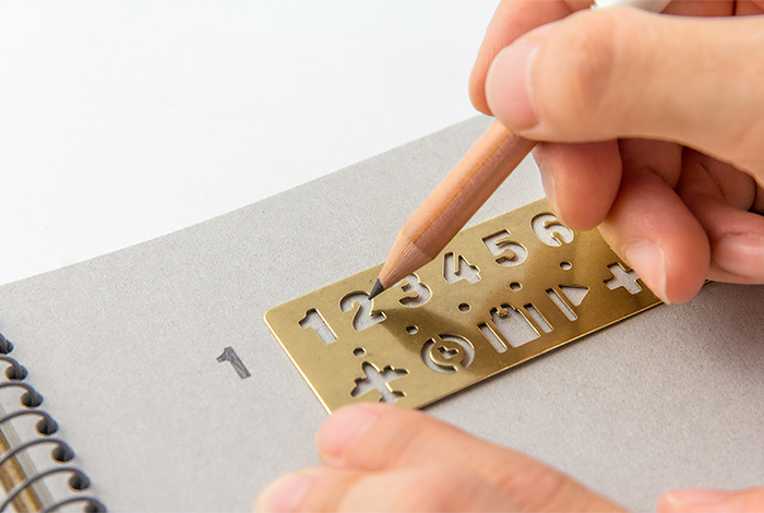 BOOKMARK Numbers - Lesezeichen und Schablone - Serie BRASS von der TRAVELER'S COMPANY JAPAN von TRAVELER'S COMPANY JAPAN aus der Kategorie Messing - Brass mit der Artikelnummer 42168006