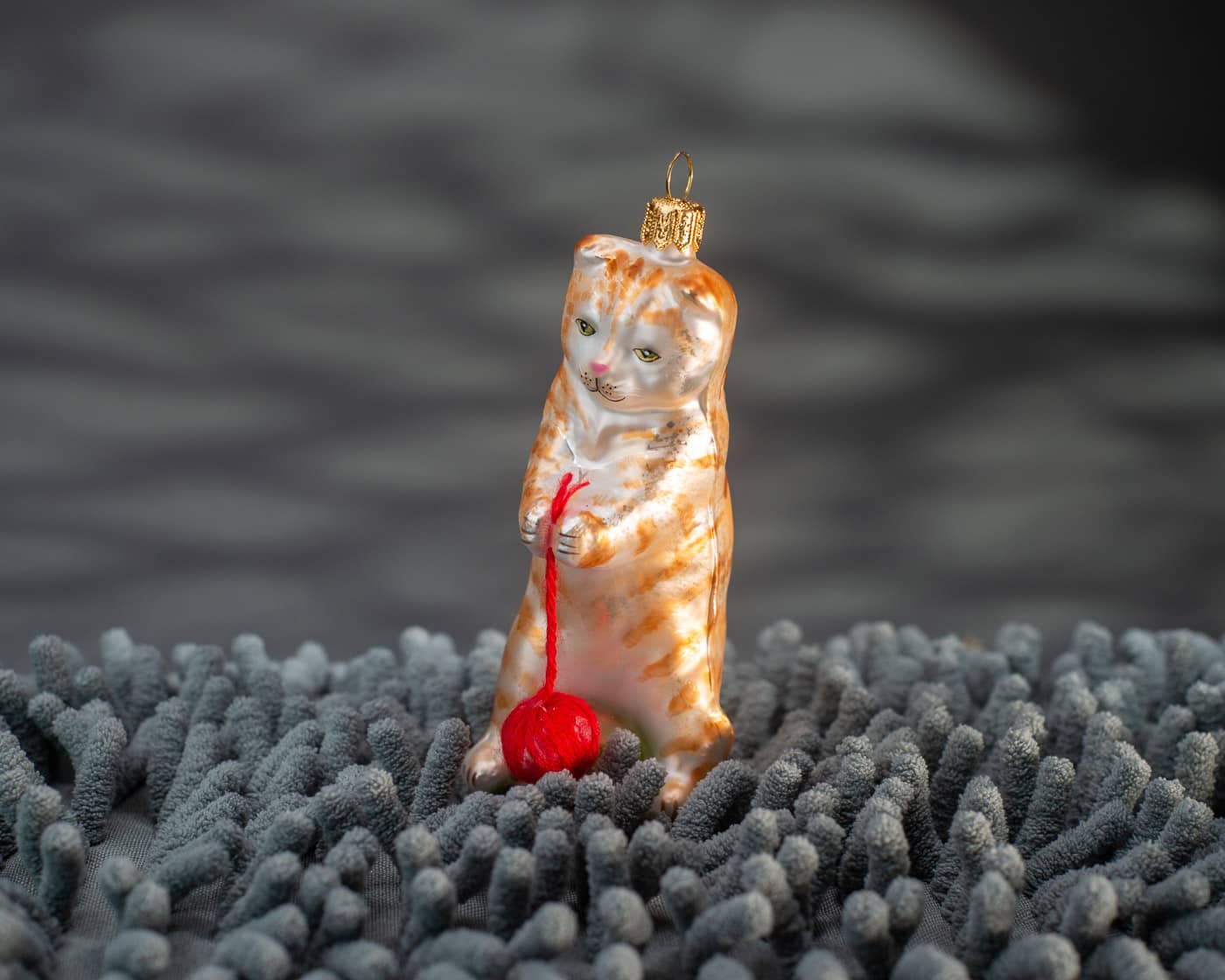 Katze mit rotem Stoffballen - Christbaumschmuck aus Glas