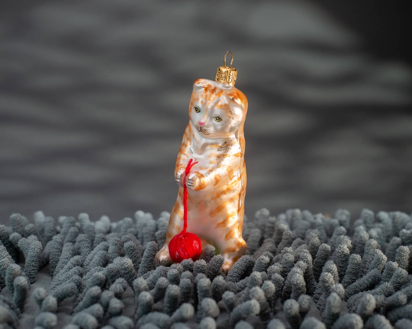Katze mit rotem Stoffballen - Christbaumschmuck aus Glas-1633.02-Hanco-Christbaumschmuck Katze mit rotem Stoffballen - Christbaumschmuck aus Glas von Hanco aus der Kategorie Christbaumschmuck mit der Artikelnummer 1633.02