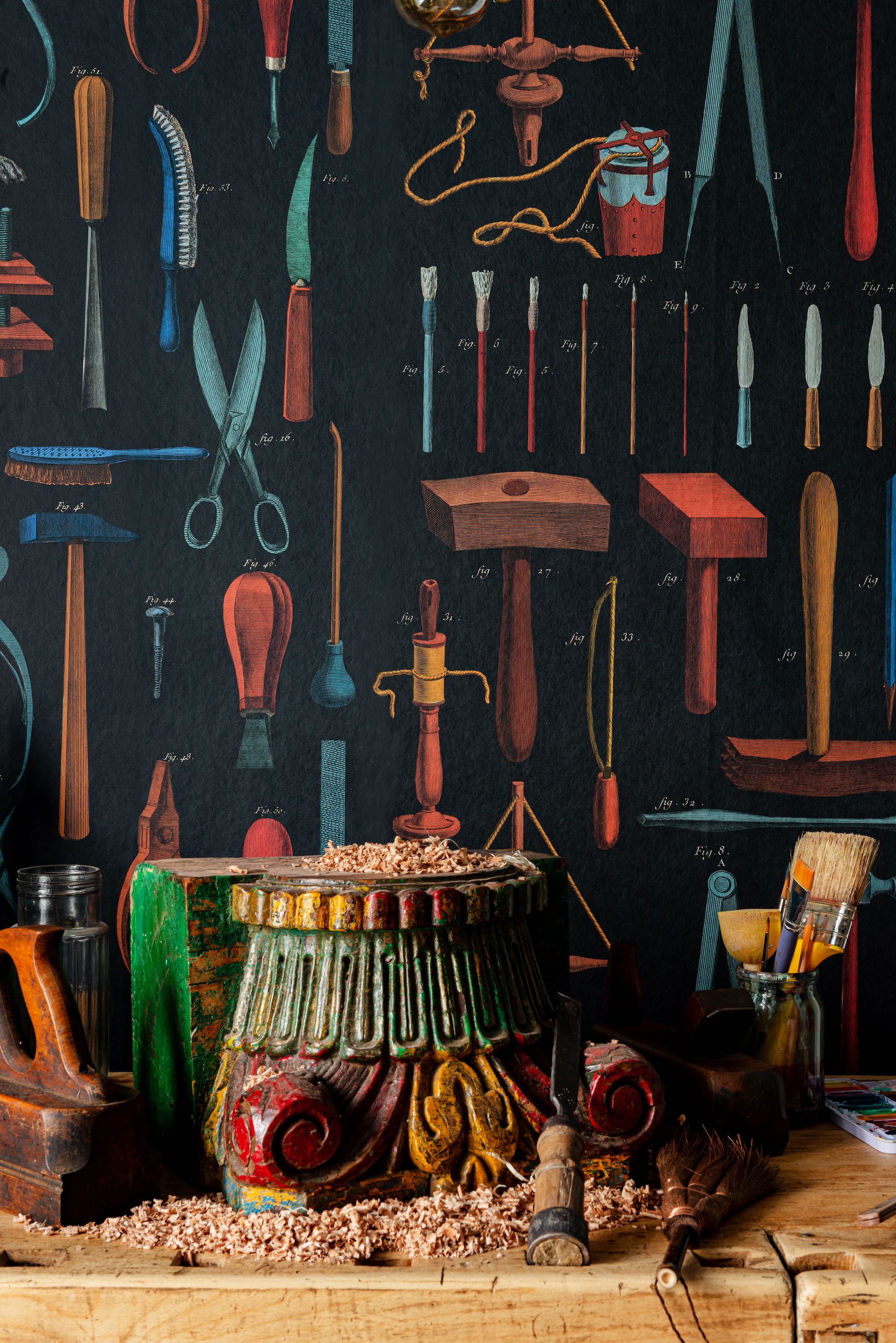 Tapete OLD TOOLS Anthracite-WP20598-MINDTHEGAP-The Artist's House Tapete OLD TOOLS Anthracite von MINDTHEGAP aus der Kategorie The Artist's House mit der Artikelnummer WP20598