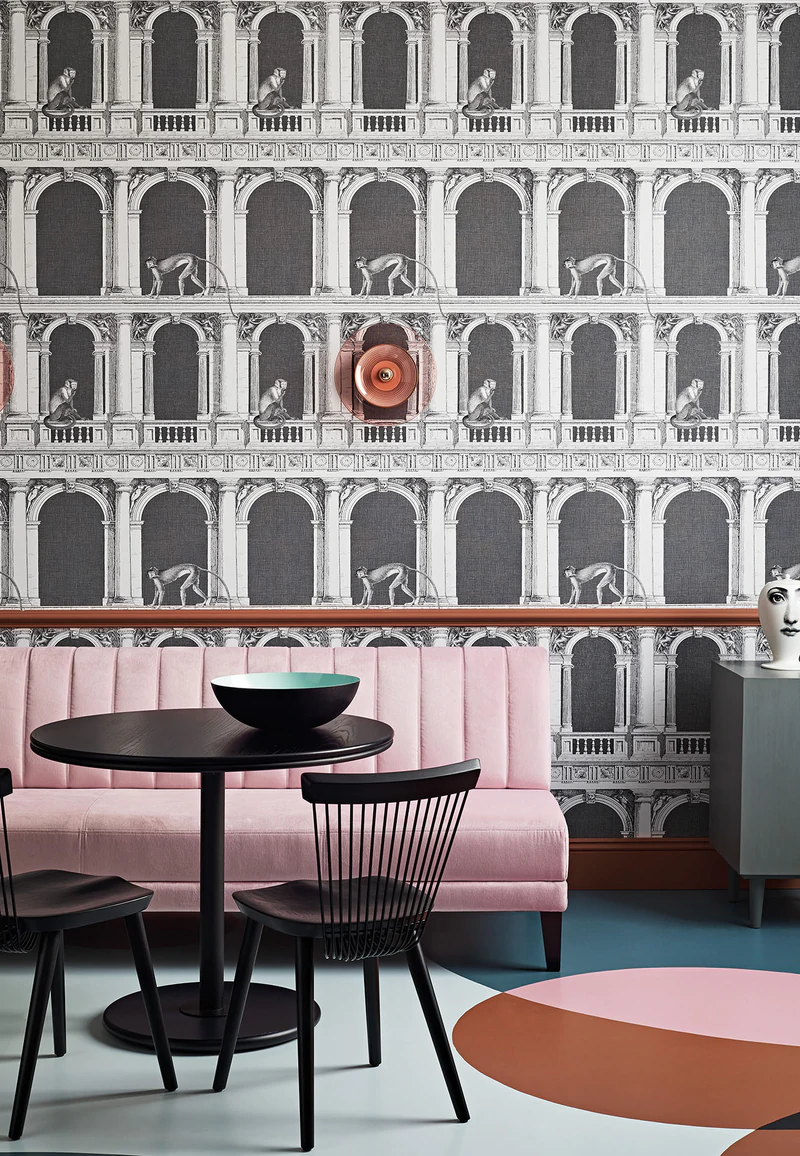 Procuratie e Scimmie Tapete - 114/21041 - Cole&Son - Fornasetti Senza Tempo von Cole&Son aus der Kategorie Fornasetti Selection mit der Artikelnummer 114-21041