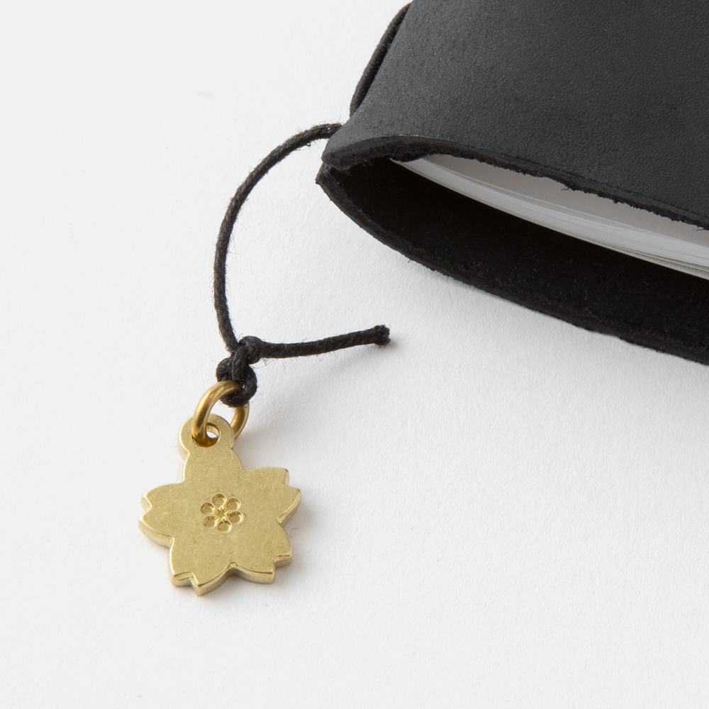 TRAVELER'S Notebook TOKYO Brass Charm von TRAVELER'S COMPANY JAPAN aus der Kategorie Limited Editionen und Raritäten mit der Artikelnummer 62339006