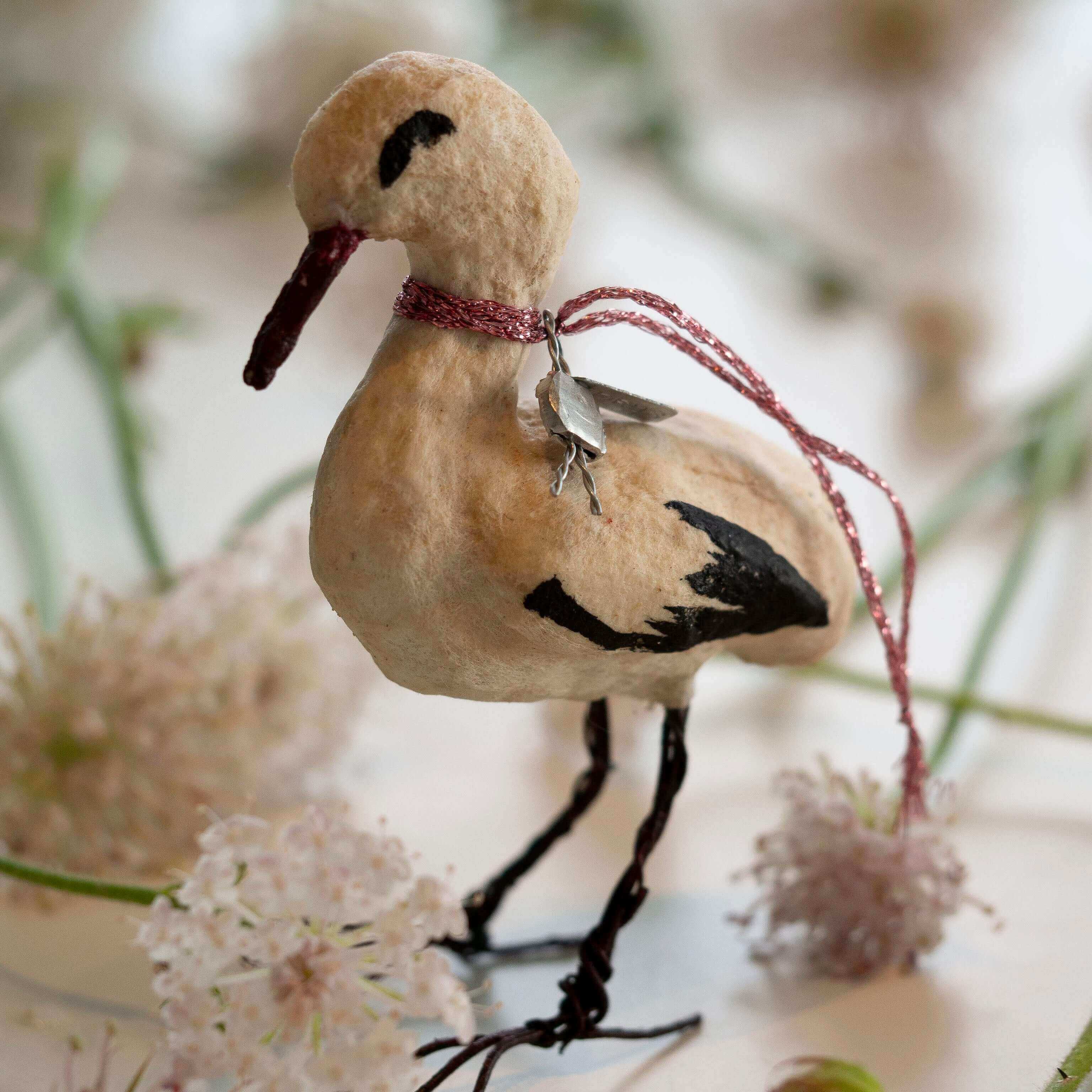 Handgefertigter Storch aus Baumwolle und Papier - Deus Living Copenhagen Handgefertigter Storch aus Baumwolle und Papier - Deus Living Copenhagen