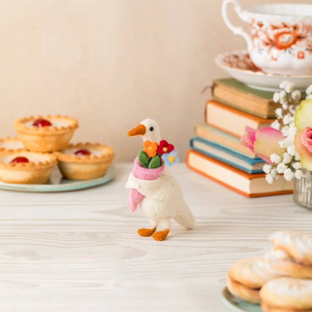 Beautiful Bouquet Duck - Handgefilzte Ente von Sew Heart Felt