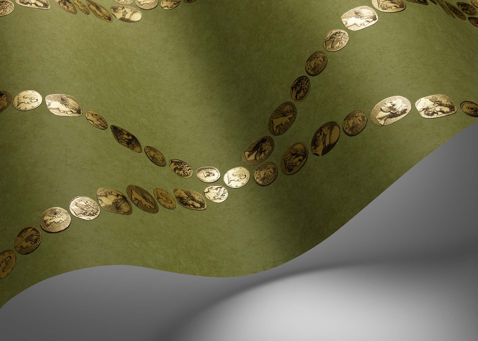 Cammei Tapete - 123/4016 - Antique Gold on Olive - Cole&Son - Fornasetti Senza Tempo II-123-4016-Cole&Son-Fornasetti Senza Tempo II Cammei Tapete - 123/4016 - Antique Gold on Olive - Cole&Son - Fornasetti Senza Tempo II von Cole&Son aus der Kategorie Fornasetti Senza Tempo II mit der Artikelnummer 123-4016