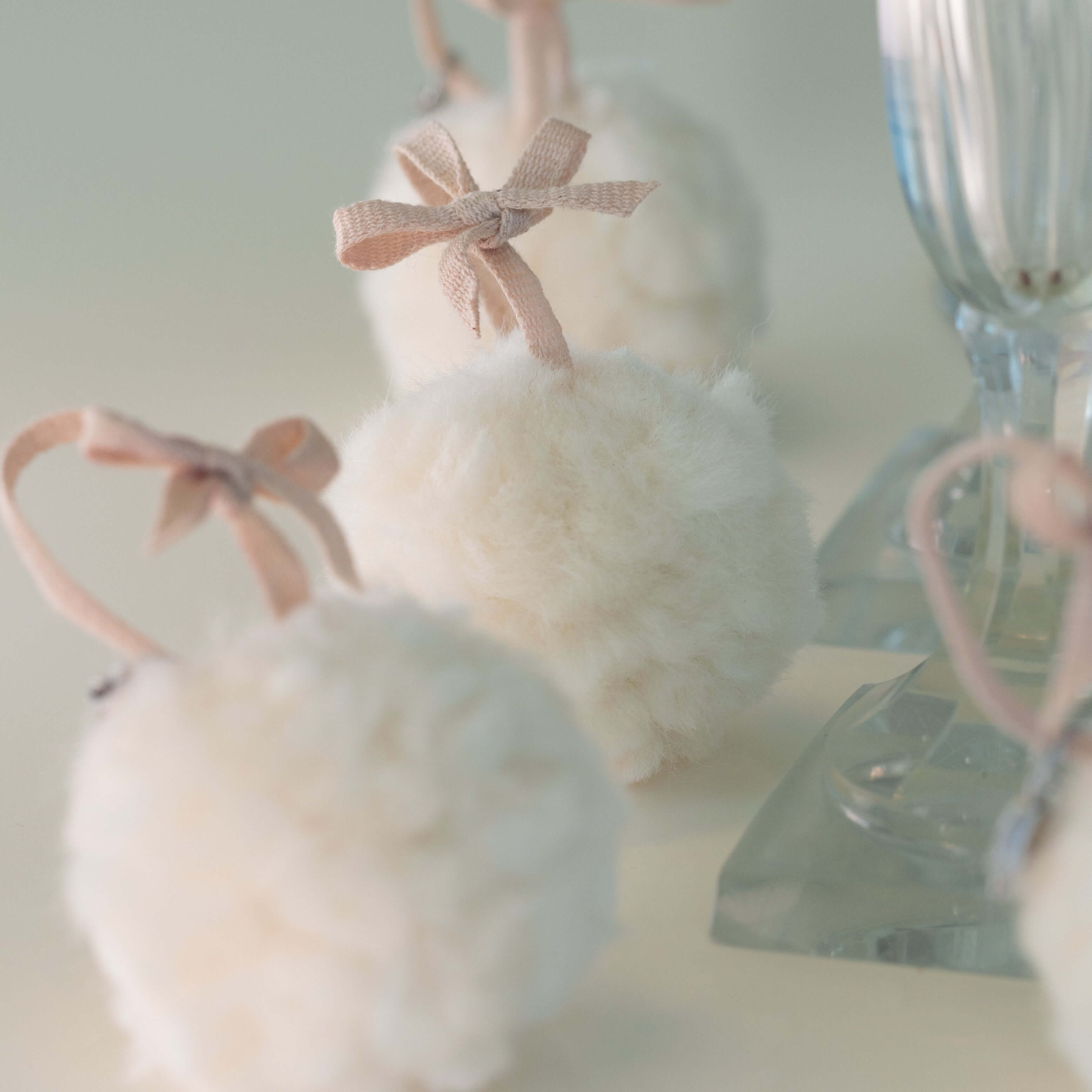 3er-Set Handgefertigte Schneeball-Ornamente aus italienischer Merinowolle - Deus Living Copenhagen