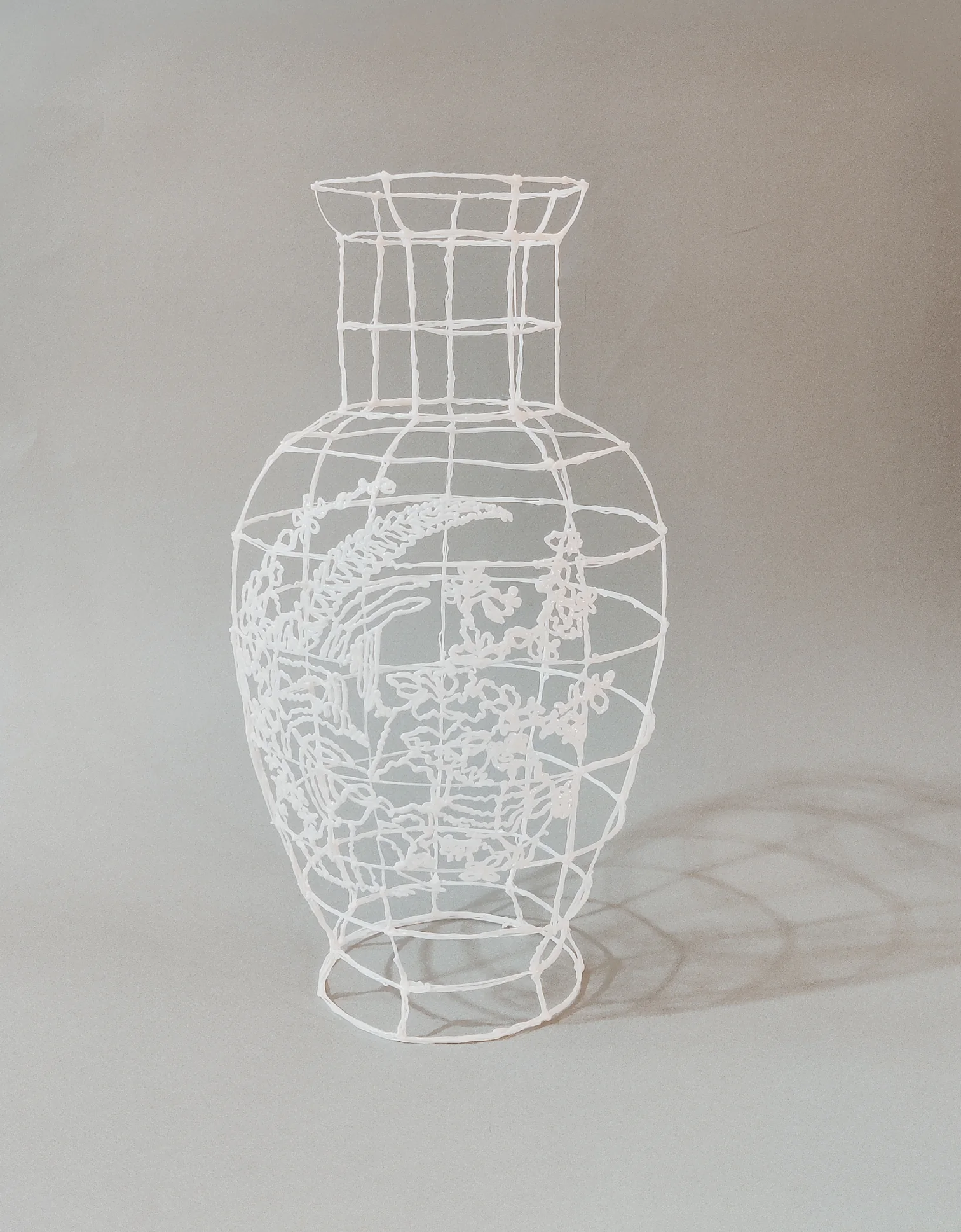 VASE WITH FLOWERS - WHITE von Iris Lucia Design aus der Kategorie Vasen mit der Artikelnummer ILD-VWF-WH