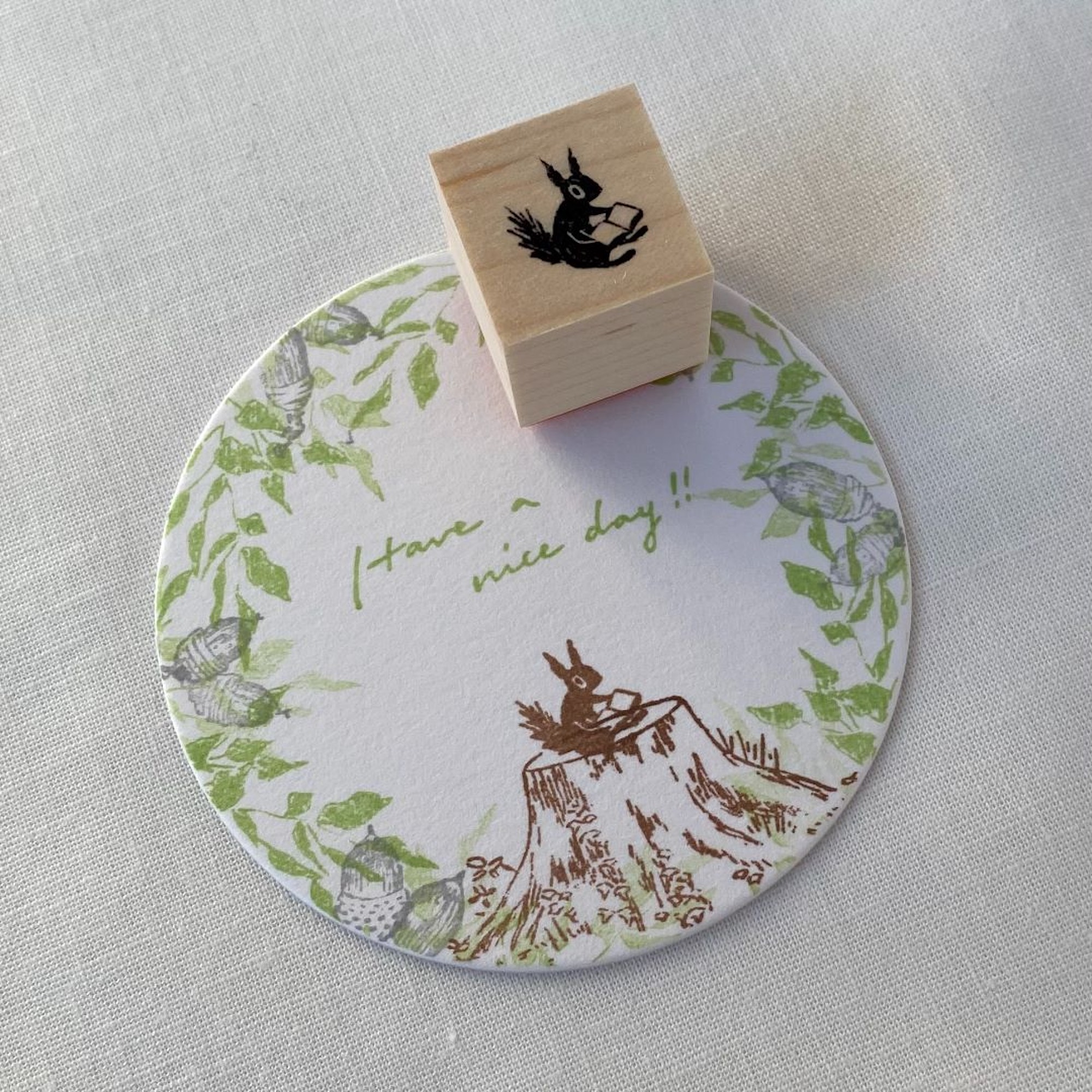 lesendes Eichhörnchen - nach rechts schauend - Japanischer Stempel-MR-01-YAMADA-Stempel von moriringo lesendes Eichhörnchen - nach rechts schauend - Japanischer Stempel von YAMADA aus der Kategorie Stempel von moriringo mit der Artikelnummer MR-01