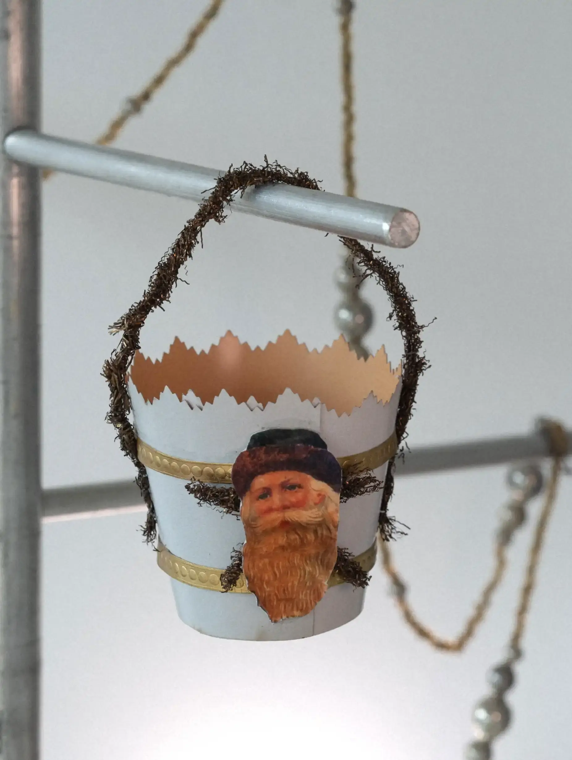Hellblauer Korb aus Papier mit Glanzbild - Deus Living Copenhagen