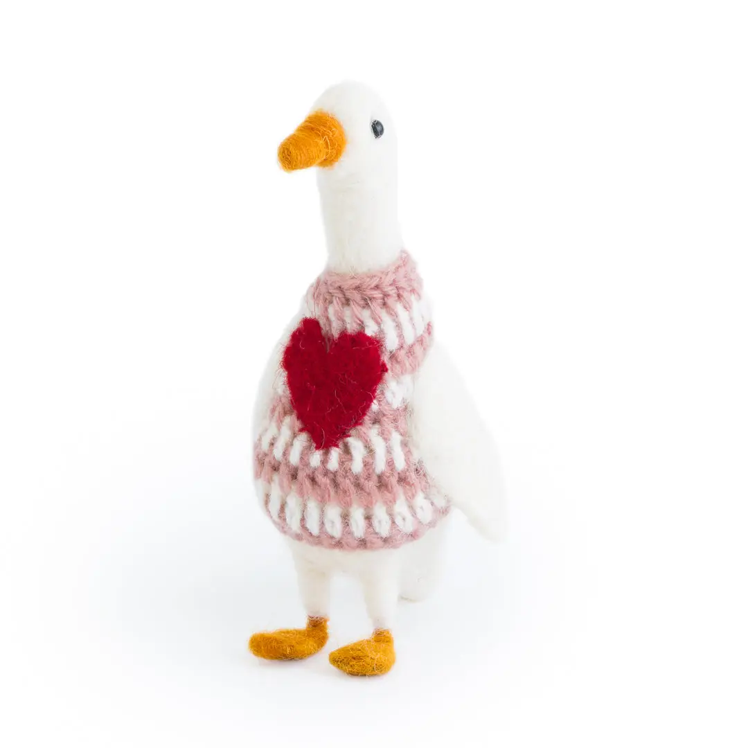 Duck in Pretty Heart Jumper - Handgefilzte Ente von Sew Heart Felt