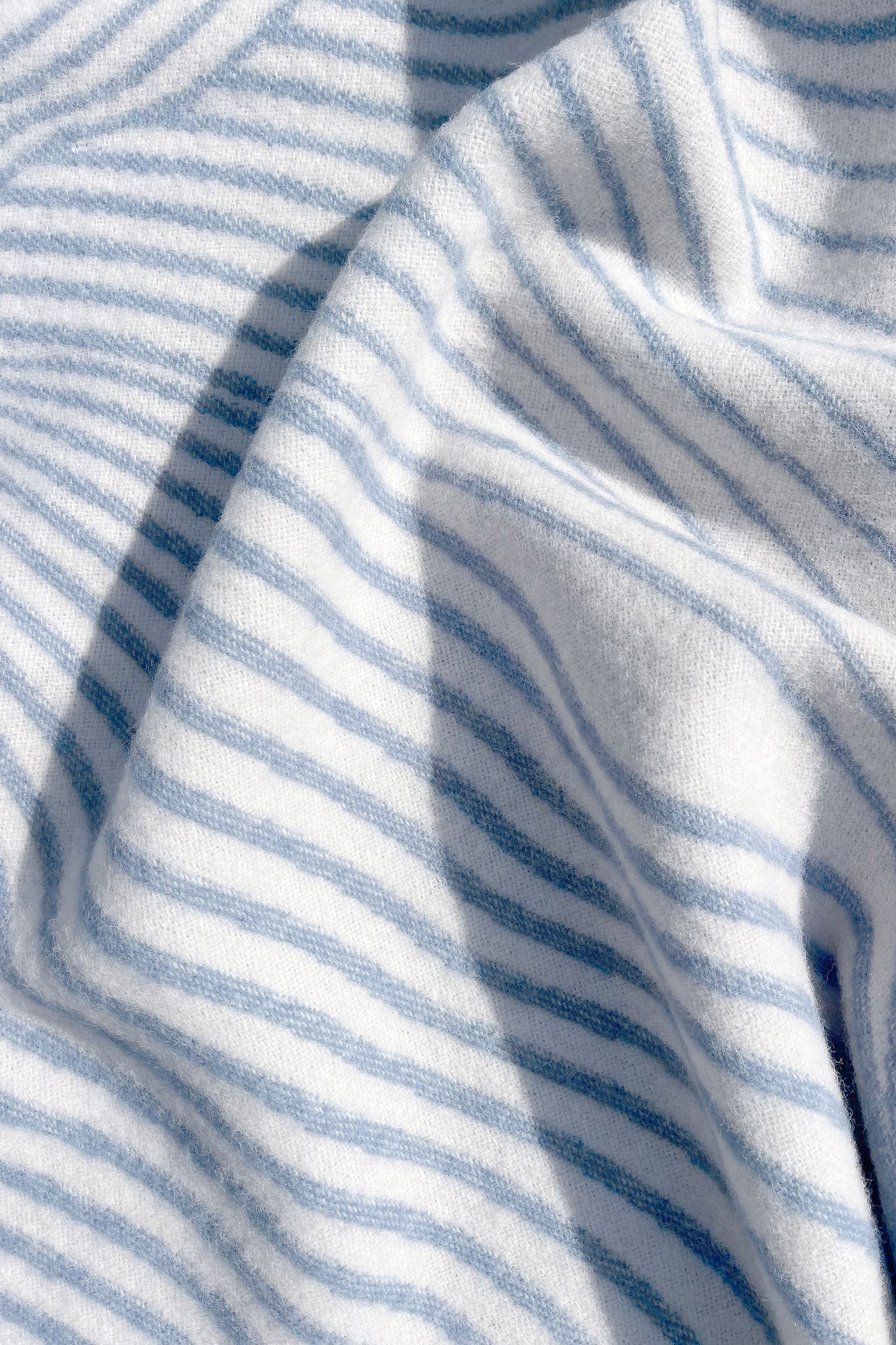 Techno Been - Denim Cream - Schurwolldecke von Maison Deux X moooi-MD-TB-DC-Maison Deux-Kuschelige Schurwolldecken von Maison Deux Techno Been - Denim Cream - Schurwolldecke von Maison Deux X moooi von Maison Deux aus der Kategorie Kuschelige Schurwolldecken von Maison Deux mit der Artikelnummer MD-TB-DC