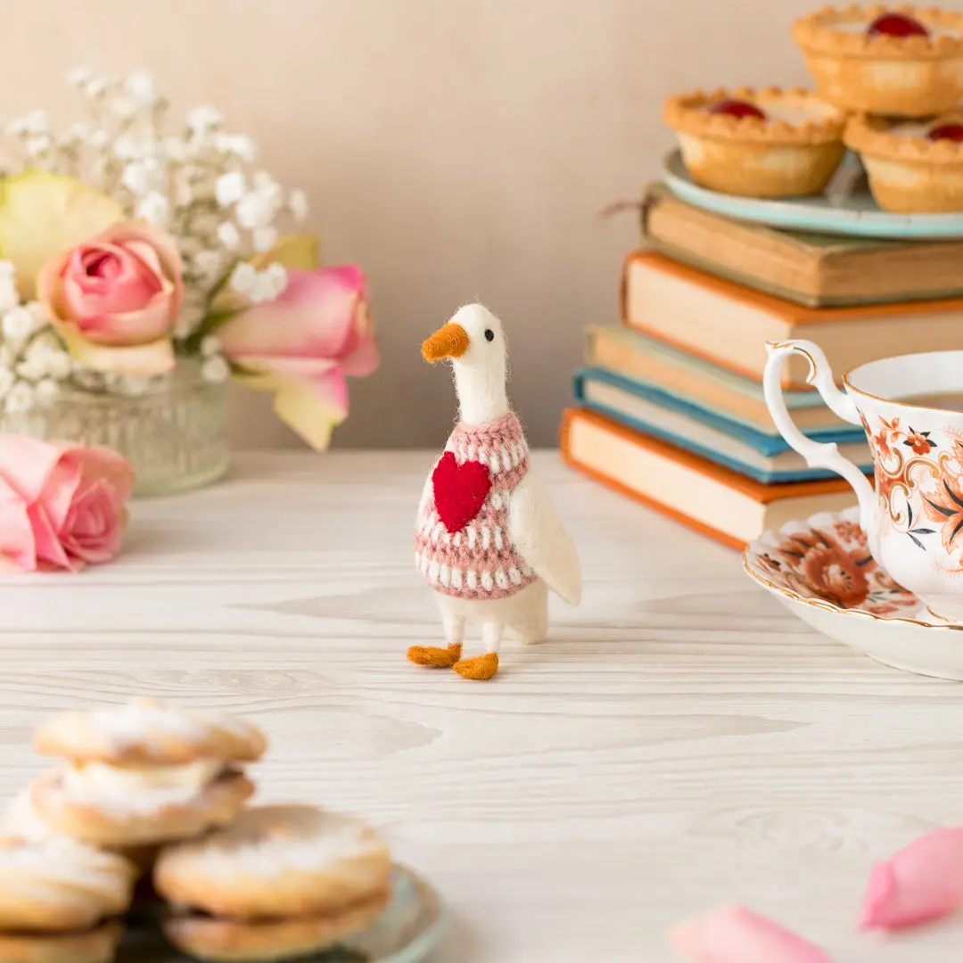 Duck in Pretty Heart Jumper - Handgefilzte Ente von Sew Heart Felt