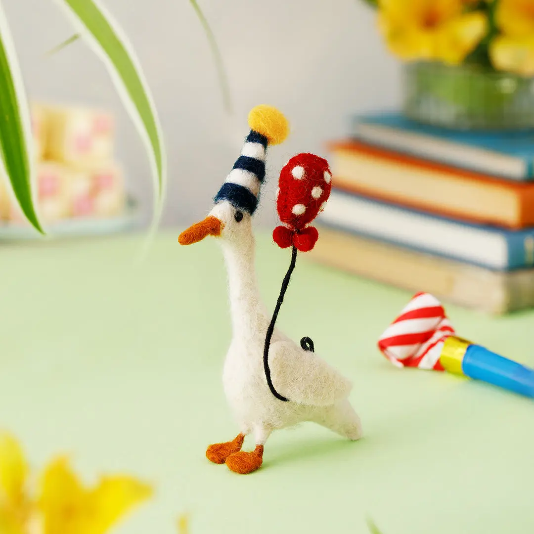 Pat the Party Duck - Handgefilzte Ente von Sew Heart Felt