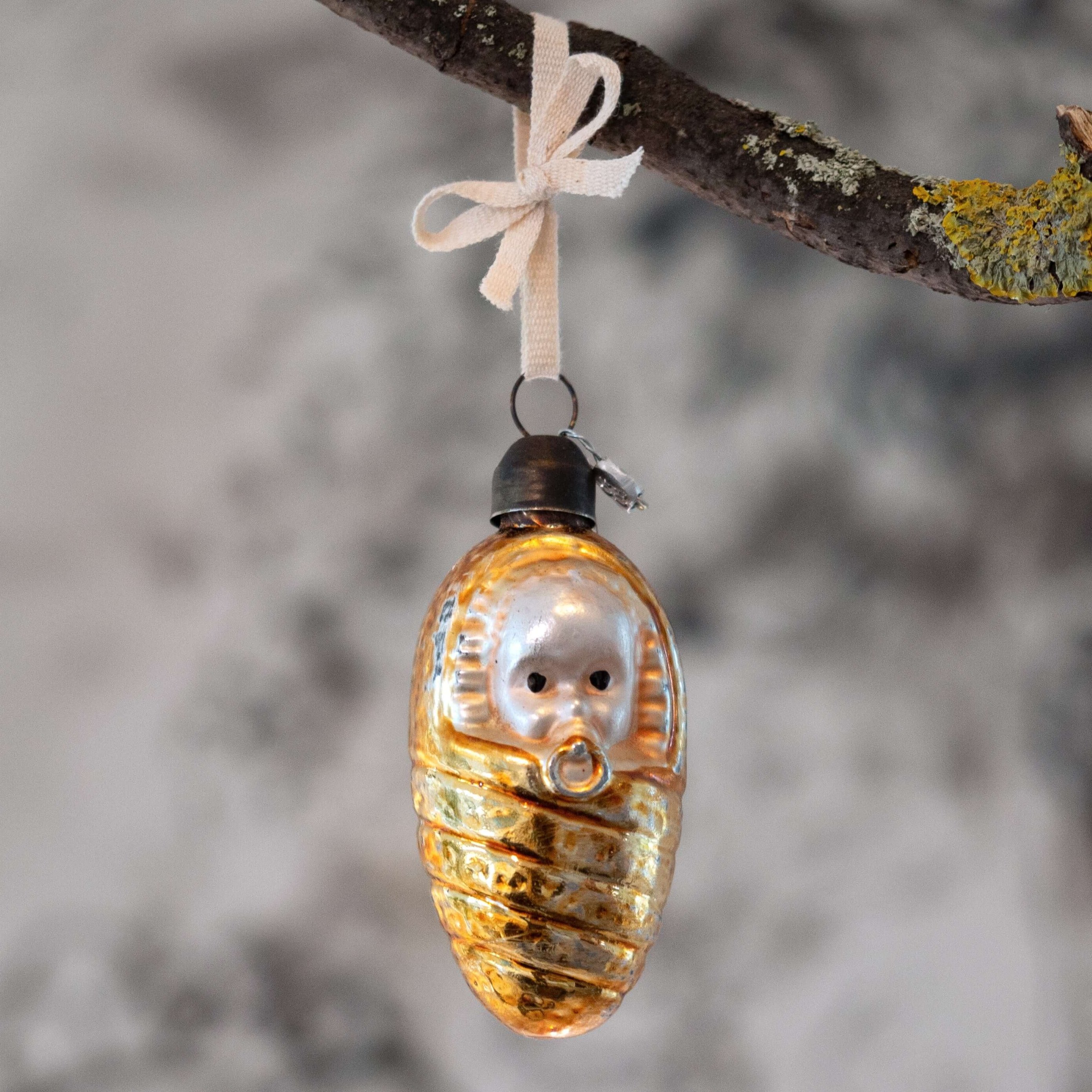 Glasornament „Gewickeltes Baby“ mit Schnuller - Deus Living Copenhagen Glasornament „Gewickeltes Baby“ mit Schnuller - Deus Living Copenhagen