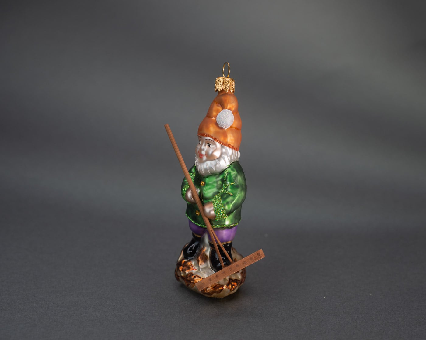 Gartenzwerg mit Rechen - Christbaumschmuck aus Glas-1892.01-Hanco-Christbaumschmuck Gartenzwerg mit Rechen - Christbaumschmuck aus Glas von Hanco aus der Kategorie Christbaumschmuck mit der Artikelnummer 1892.01
