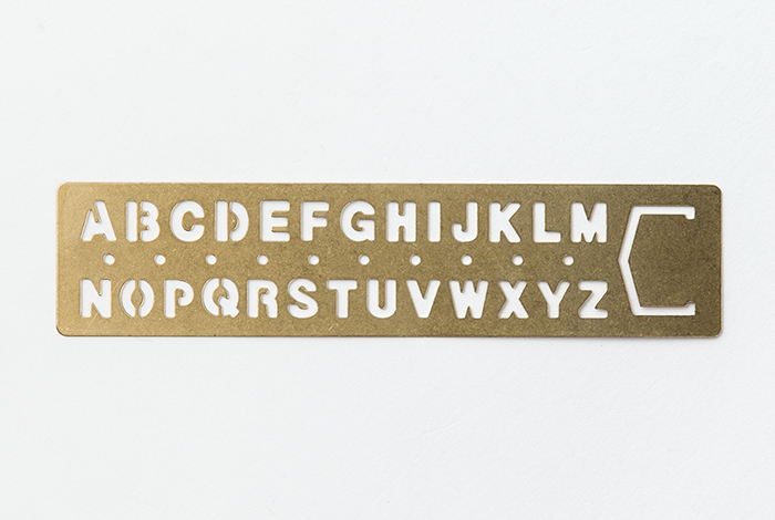 BOOKMARK Alphabet - Lesezeichen und Schablone - Serie BRASS von der TRAVELER'S COMPANY JAPAN