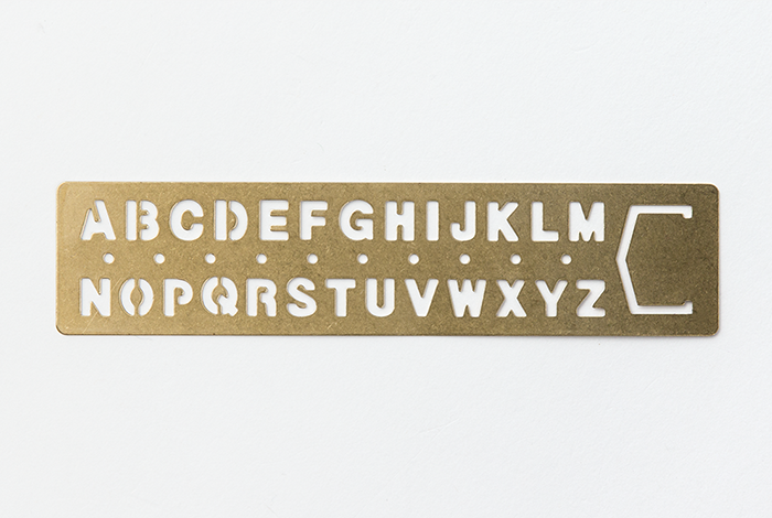 BOOKMARK Alphabet - Lesezeichen und Schablone - Serie BRASS von der TRAVELER'S COMPANY JAPAN von TRAVELER'S COMPANY JAPAN aus der Kategorie Messing - Brass mit der Artikelnummer 42169006