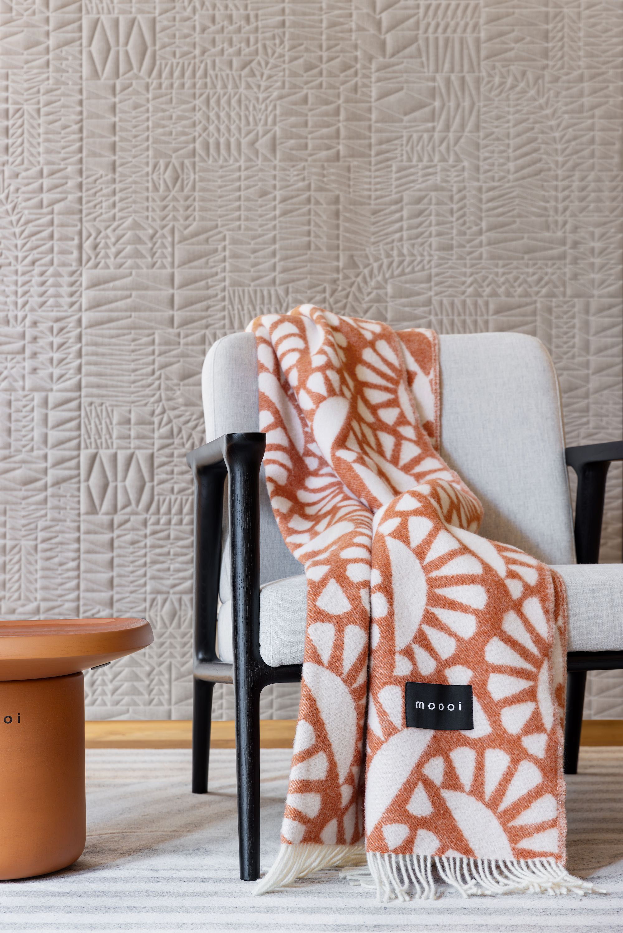 Woodblock Beetle - Rust & Cream - Schurwolldecke von Maison Deux X moooi