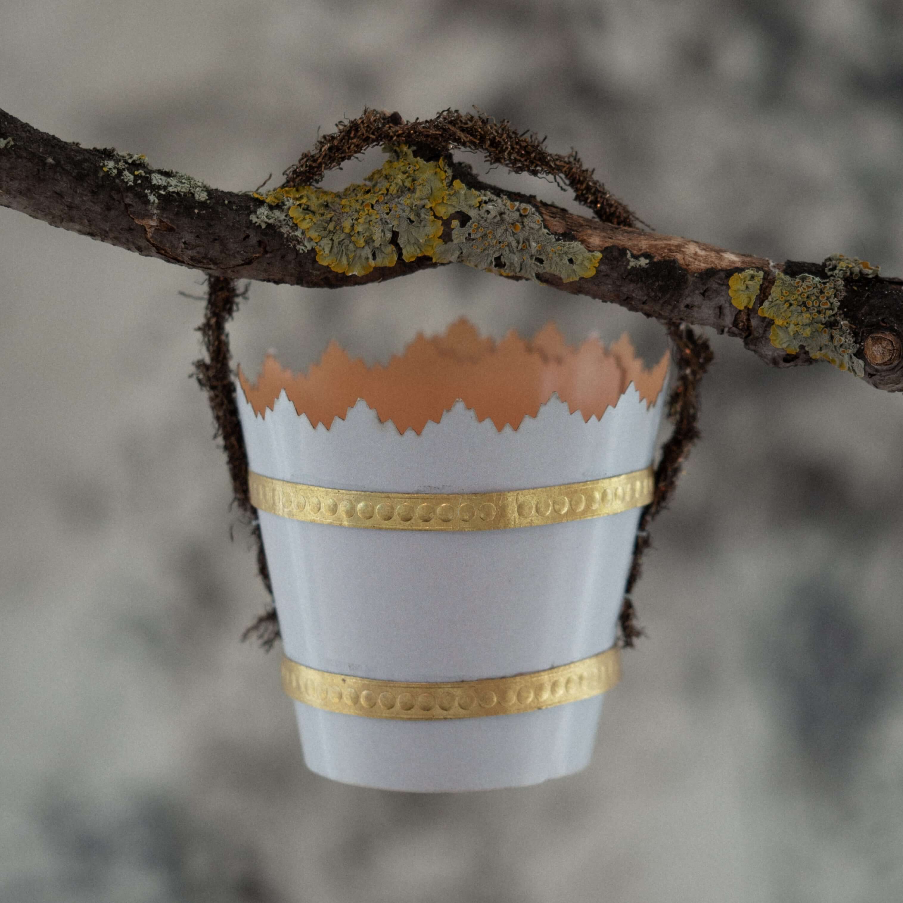 Hellblauer Korb aus Papier mit Glanzbild - Deus Living Copenhagen Hellblauer Korb aus Papier mit Glanzbild - Deus Living Copenhagen